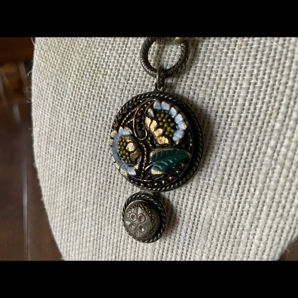 Grandmas Button Necklace - Picture 1 of 4